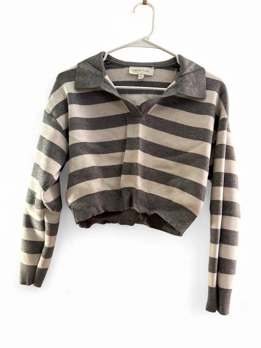 Hippie Rose Juniors Stripe-Trimmed V-Neck Sweater Gray & White Medium